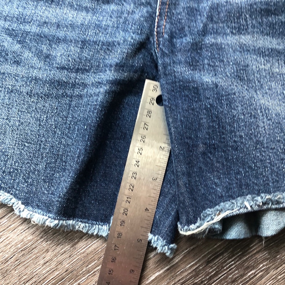 Madewell Blue Jean Shorts Classic distressed Cut-Off Style - 5in inseam, size 31 - Picture 4 of 9